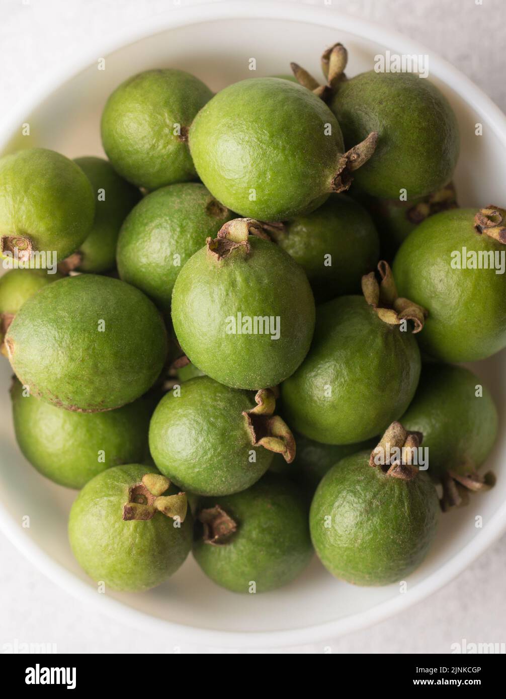Nahaufnahme von wilden Guava-Früchten in einer Schüssel, frisch geerntete tropische Früchte, die mit Nährstoffen verpackt sind, direkt von oben entnommen Stockfoto