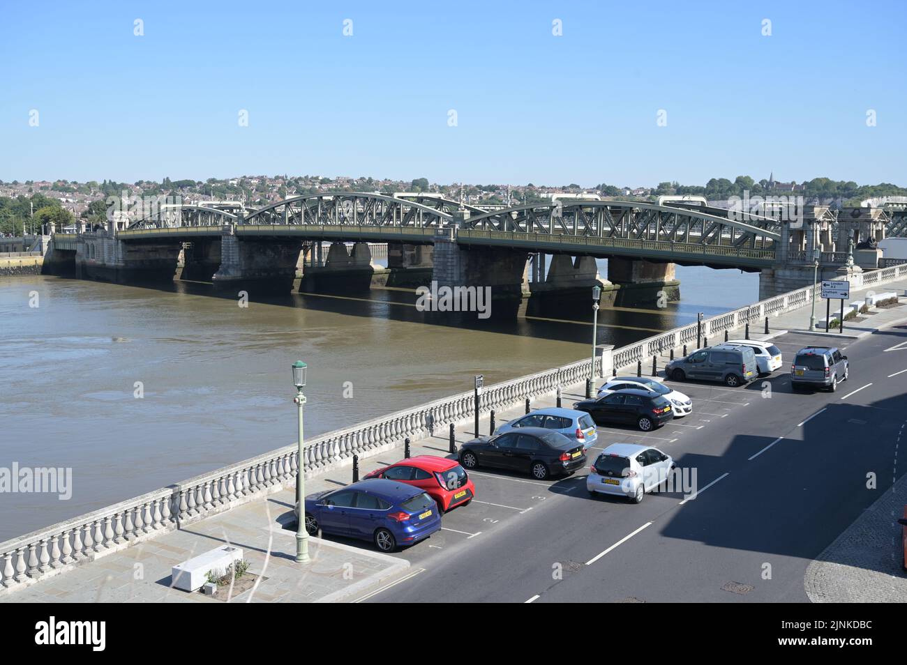 Blick von einem Schloss in Kent auf den Fluss Medway zwischen Strood und Rochester. Stockfoto