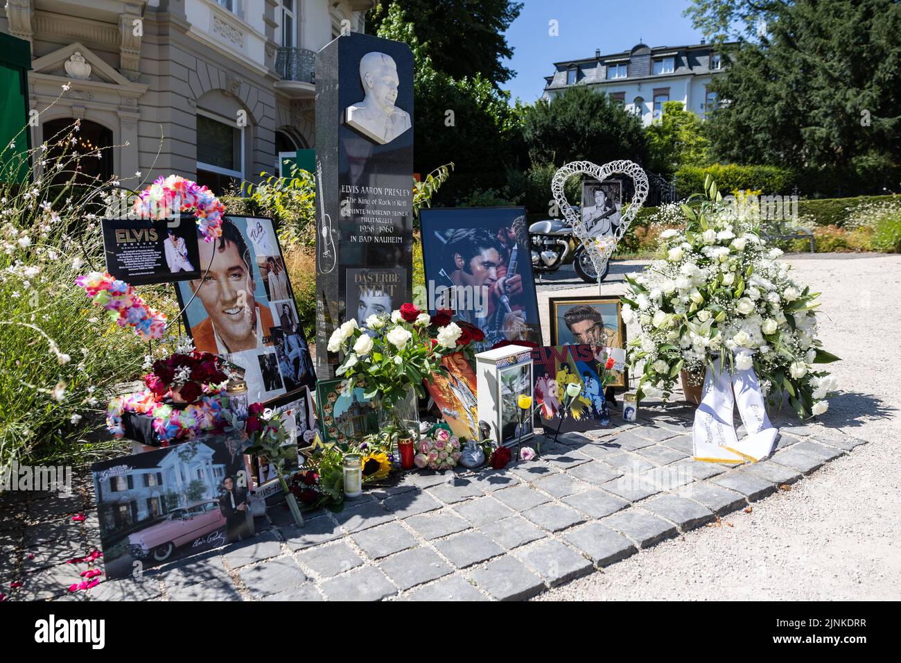 Bad Nauheim, Deutschland. 12. August 2022. Das Elvis Presley Memorial ist  mit Bildern und Blumen geschmückt. Das Elvis Festival findet in diesem Jahr  zum 20.. Mal statt. Elvis Presley war von Oktober