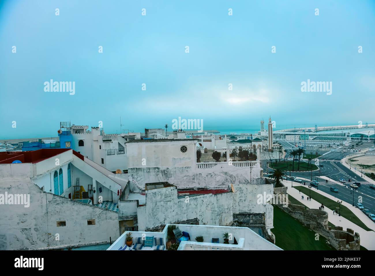 Panoramablick auf die Stadt von der alten Festung mit Blick auf Hafen und Küste Struktur in Tanger. Marokko Stockfoto