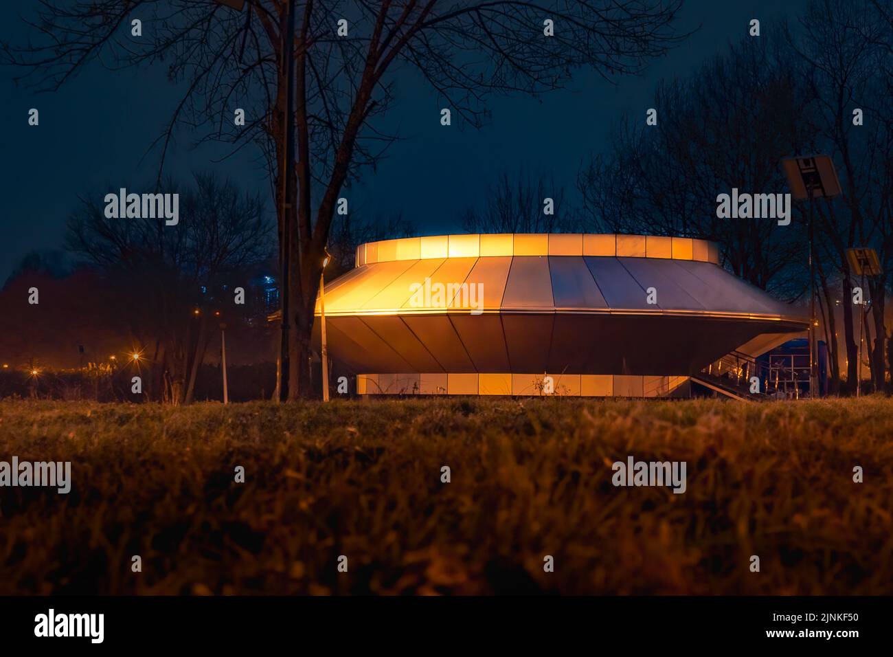 Eine UFO-förmige Konstruktion im Tineretului Park, Bukarest bei Nacht Stockfoto