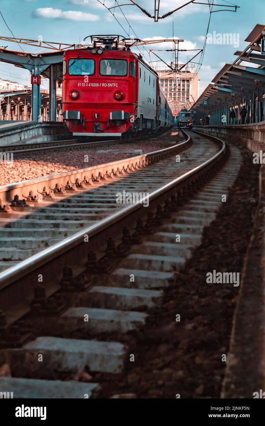 Eine vertikale Aufnahme eines roten Zuges im Nordbahnhof (Gara de Nord), Bukarest Stockfoto