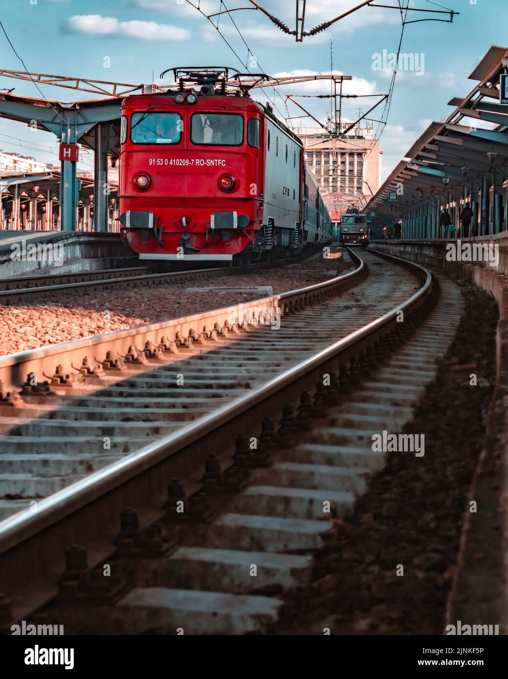 Eine vertikale Aufnahme eines roten Zuges im Nordbahnhof (Gara de Nord), Bukarest Stockfoto