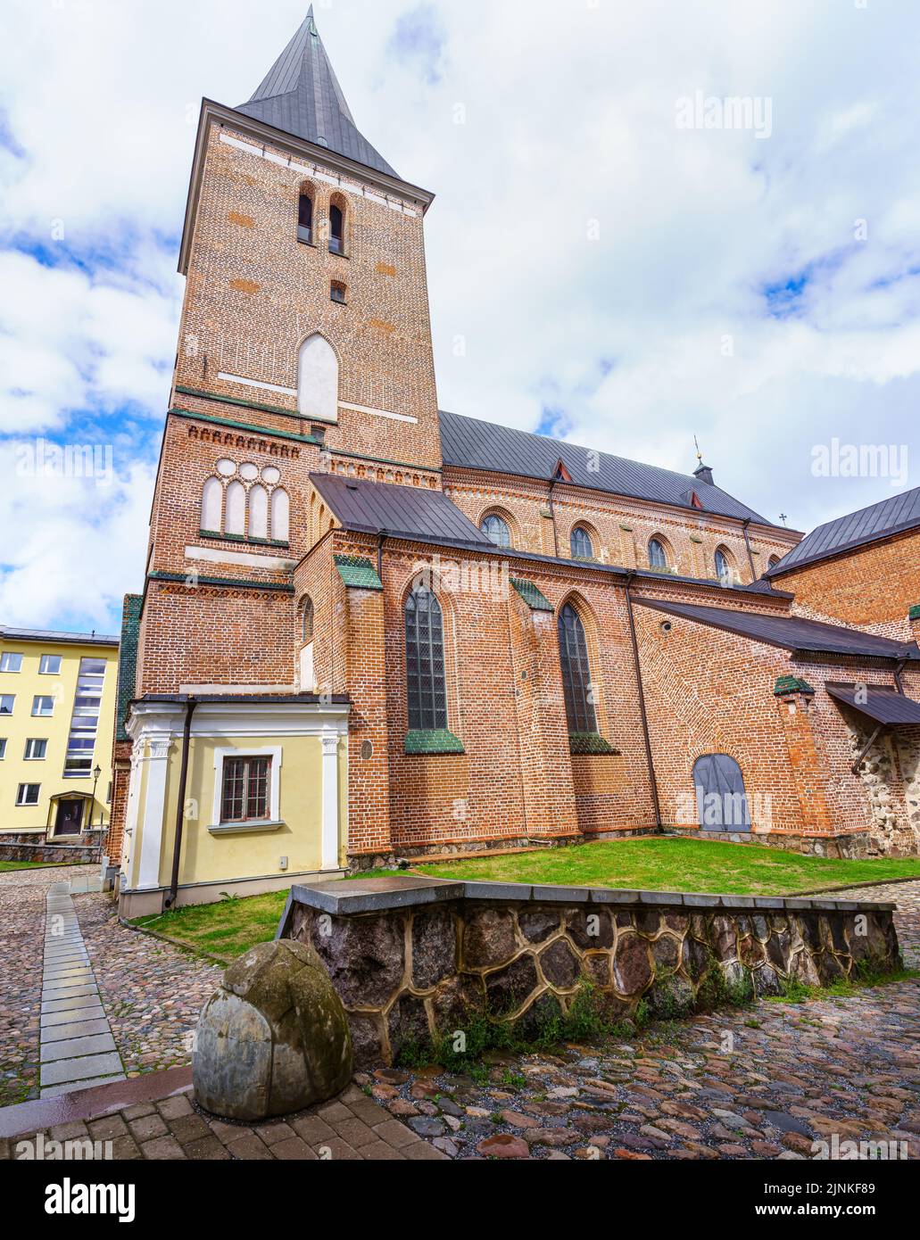 Christliche Backsteinkirche mit ihrem hohen Turm in der estnischen Stadt Tartu. Stockfoto
