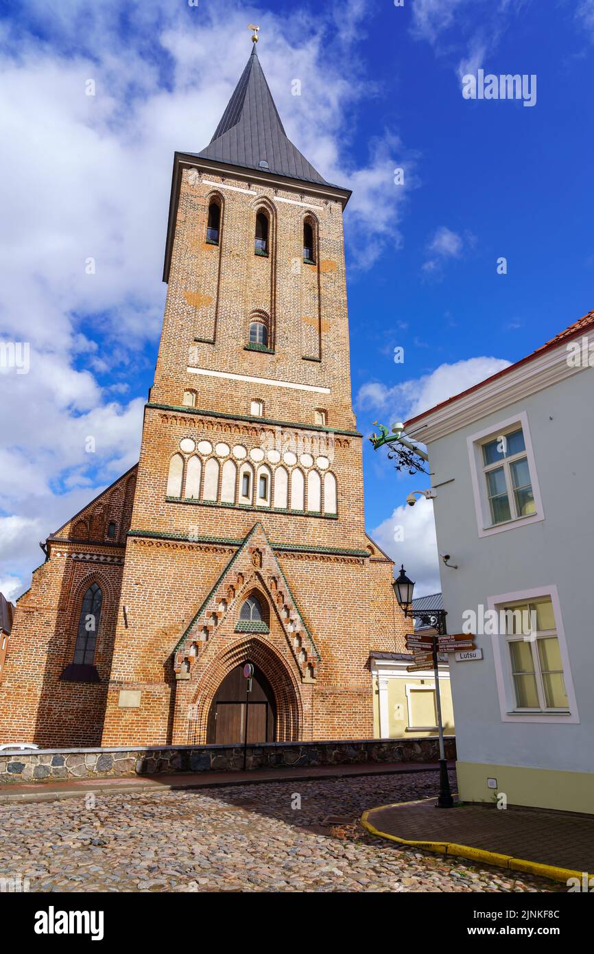 Christliche Backsteinkirche mit ihrem hohen Turm in der estnischen Stadt Tartu. Stockfoto