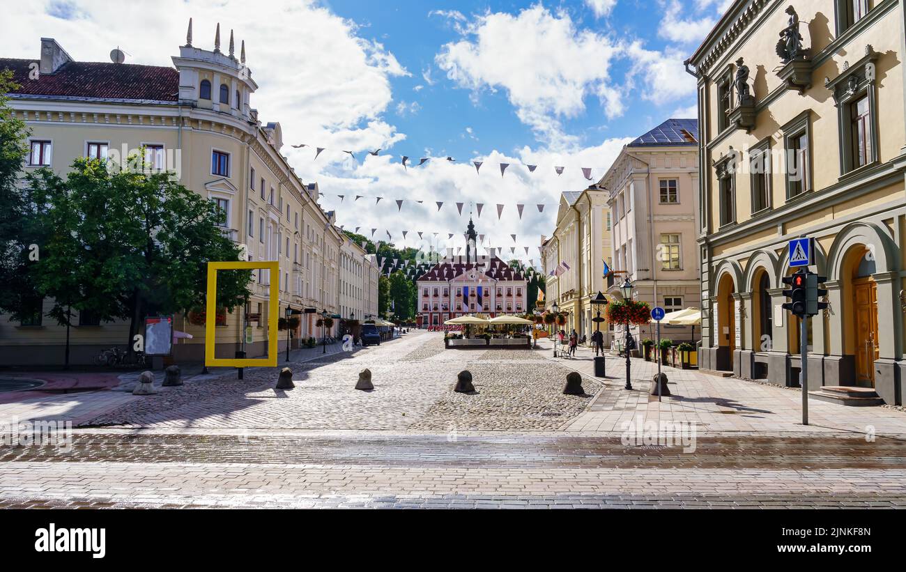 Hauptplatz der Stadt Tartu an einem bewölkten Tag mit Regen. Stockfoto