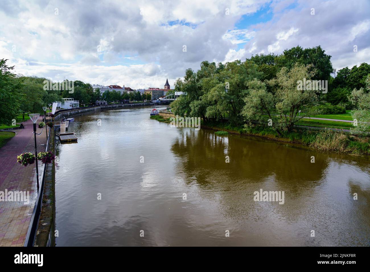 Der Fluss Emajogi fließt durch die Stadt Tartu in Estland. Stockfoto