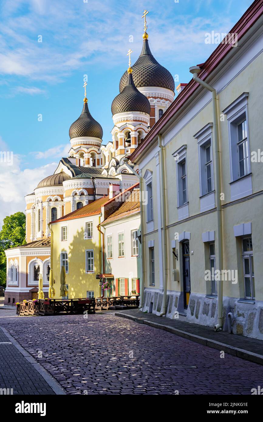 Die orthodoxe Kathedrale von Tallinn befindet sich zwischen alten Häusern im mittelalterlichen Viertel. Stockfoto