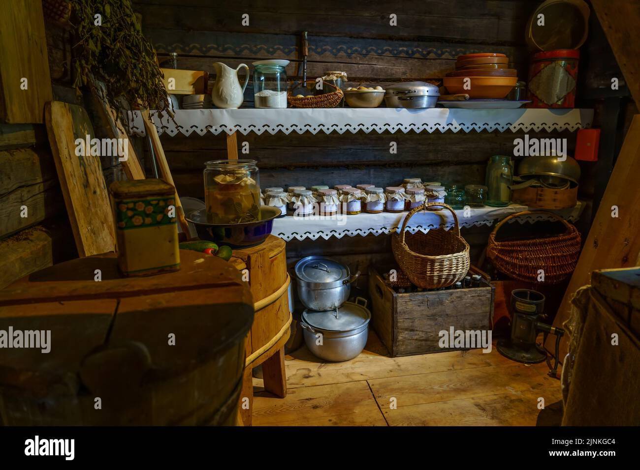 Alte Speisekammer mit Materialien, Lebensmitteln und Behältern aus längst Vergangenheit. Stockfoto
