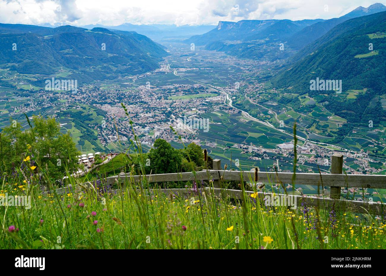 Ein Wanderweg mit Blick auf das Alpental der Stadt Meran, umgeben von den Texelgruppen (Ötztaler Alpen in Südtirol, Südtirol, Ita Stockfoto