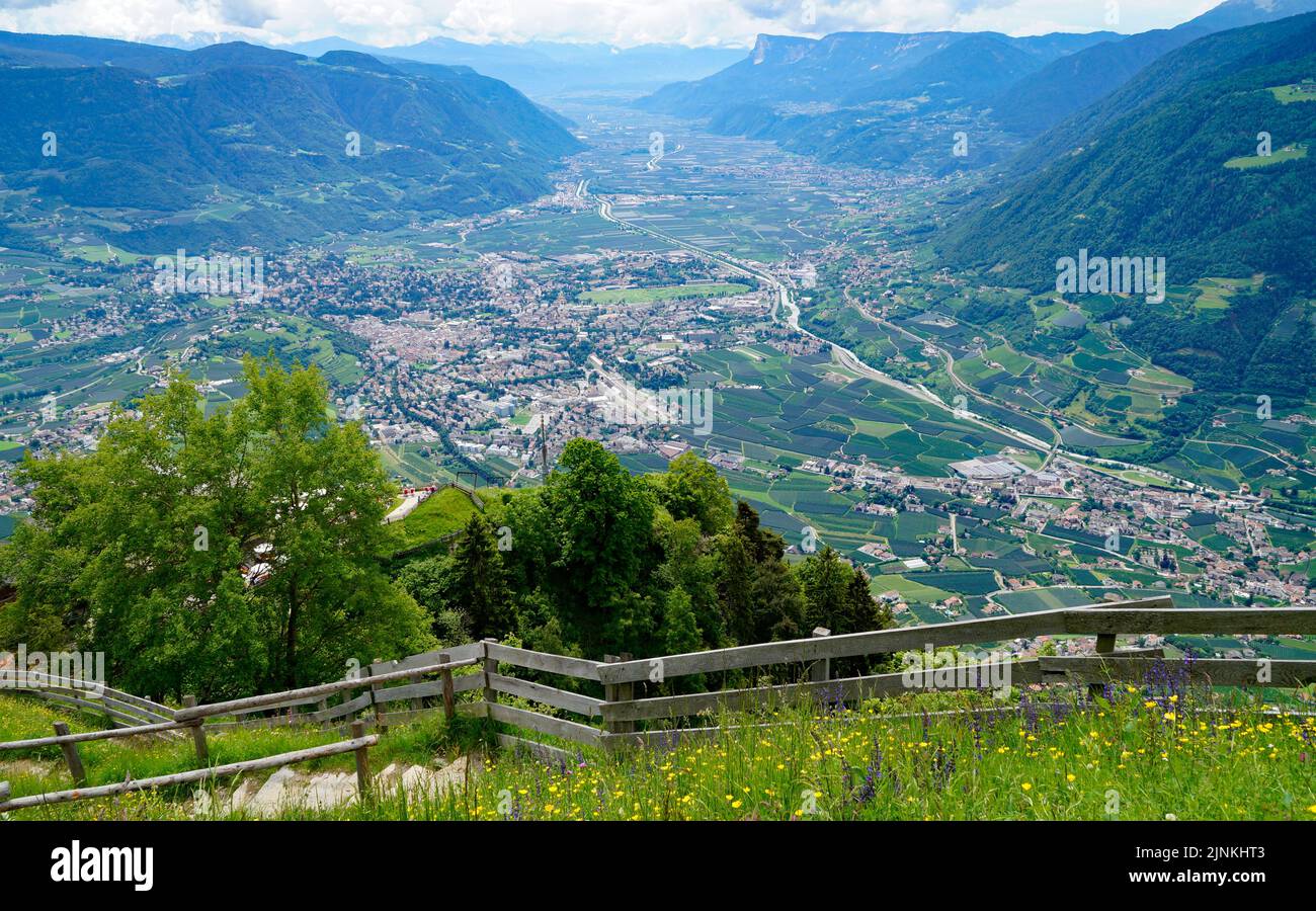 Ein Wanderweg mit Blick auf das Alpental der Stadt Meran, umgeben von den Texelgruppen (Ötztaler Alpen in Südtirol, Südtirol, Ita Stockfoto