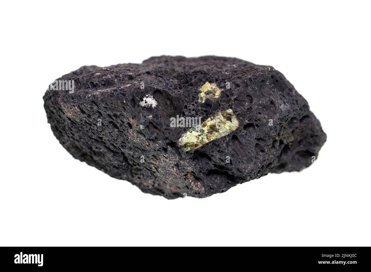 Skoria vulkanisches Gestein mit Olivin/Peridot Edelsteinkristall auf weißem Hintergrund Stockfoto