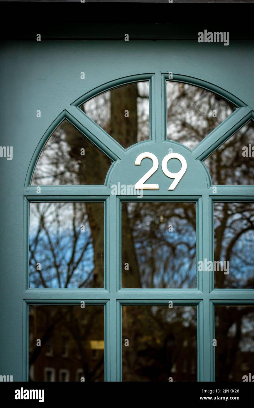 Haus Nr. 29 mit dunklen Bäumen Stockfoto