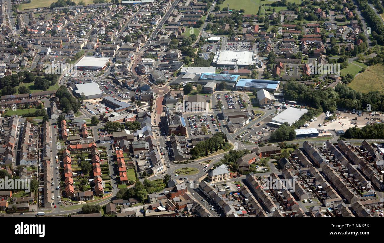 Luftaufnahme von Westen mit Blick auf die Durham Road in Richtung Stadtzentrum von Spennymoor, County Durham Stockfoto