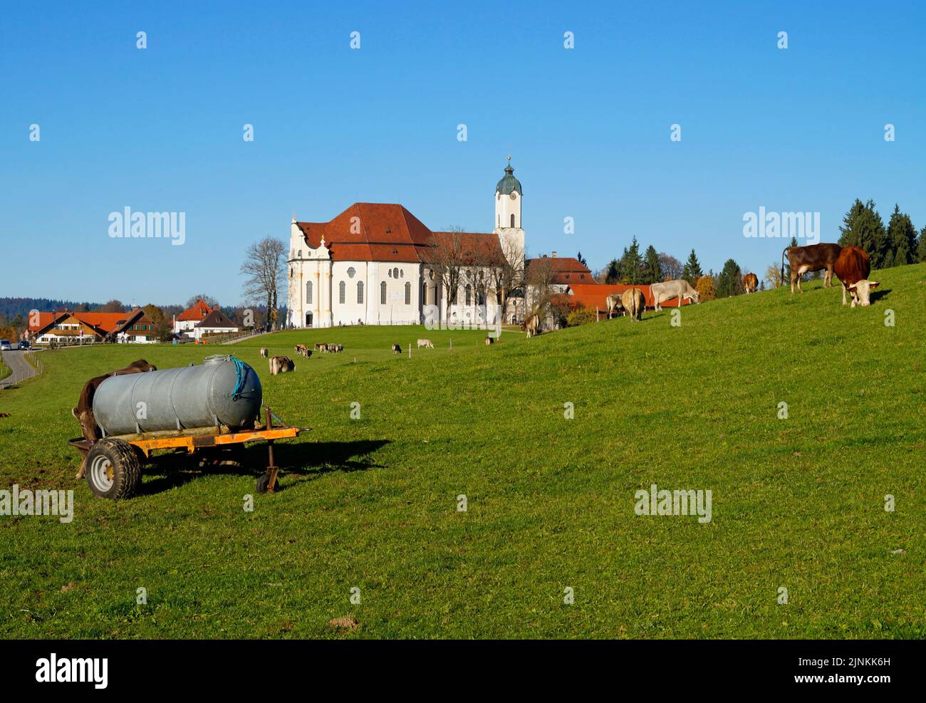 Die Wallfahrtskirche wies (Wieskirche) ist eine ovale Rokoko-Kirche in den bayerischen Alpen an einem sonnigen Sommertag (Steingaden, Bayern) Stockfoto