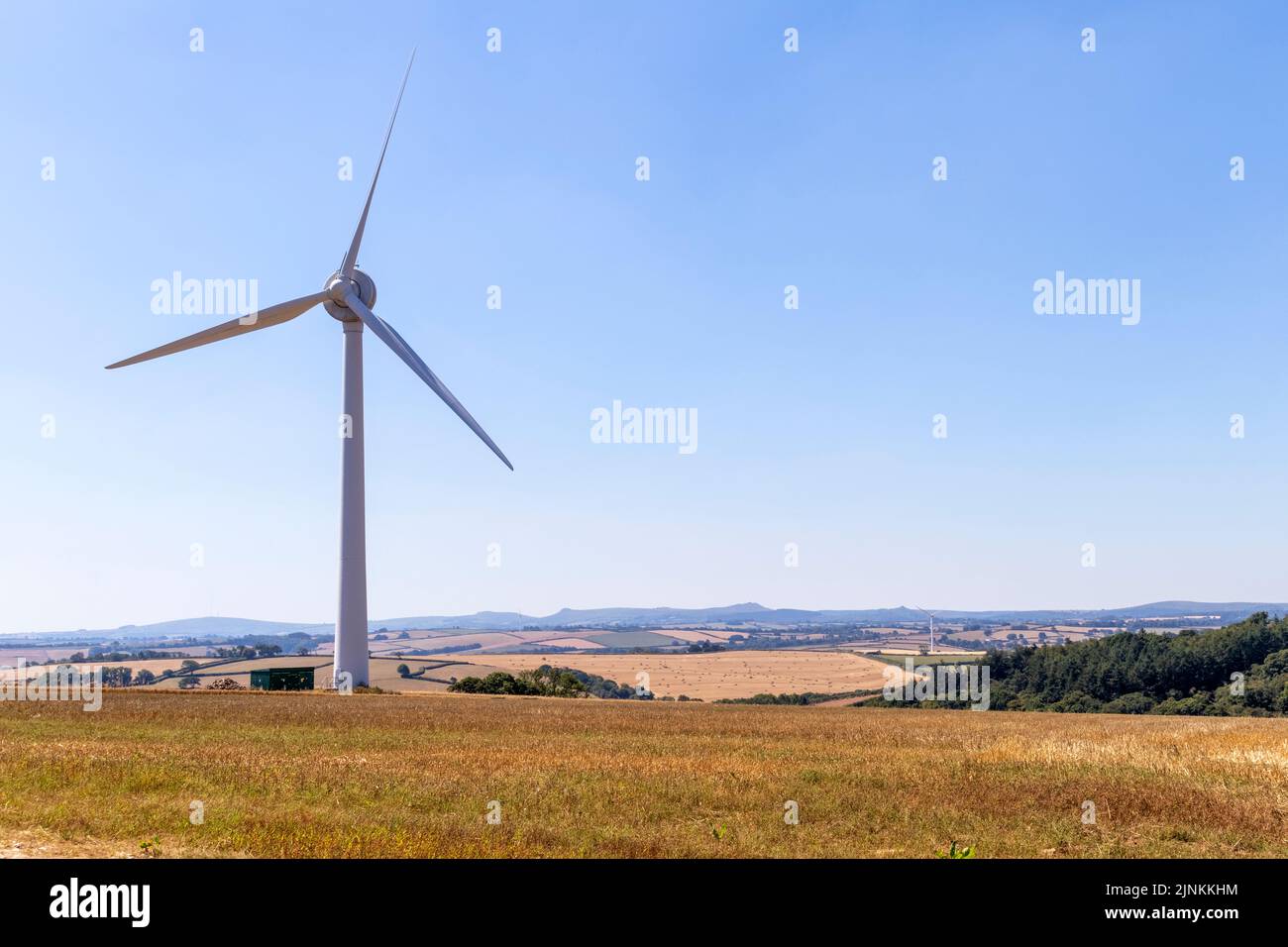 Windturbine zur Erzeugung von erneuerbarem Ökostrom an einem heißen, trockenen Tag. Stockfoto