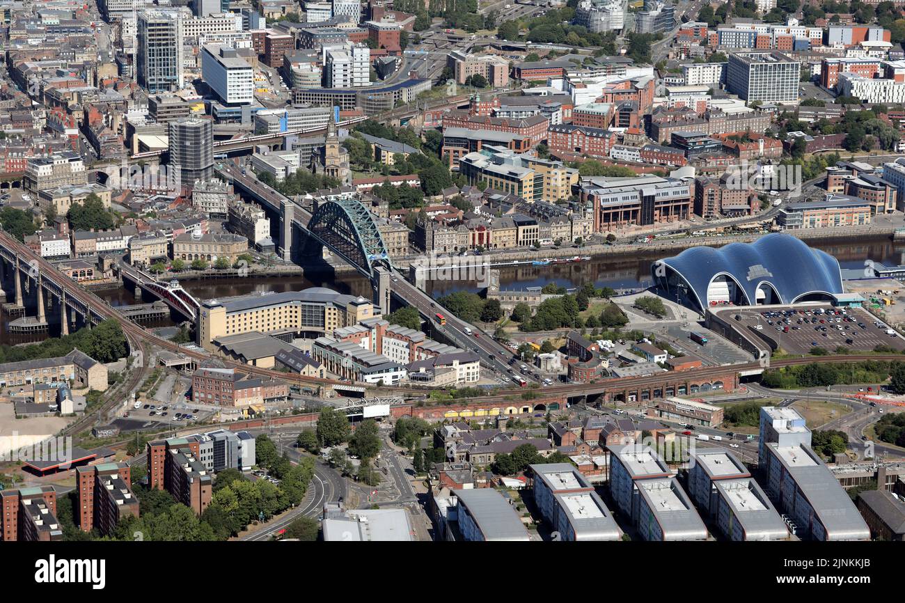 Luftaufnahme von Gateshead, River Tyne & mit Newcastle-upon-Tyne im Hintergrund Stockfoto