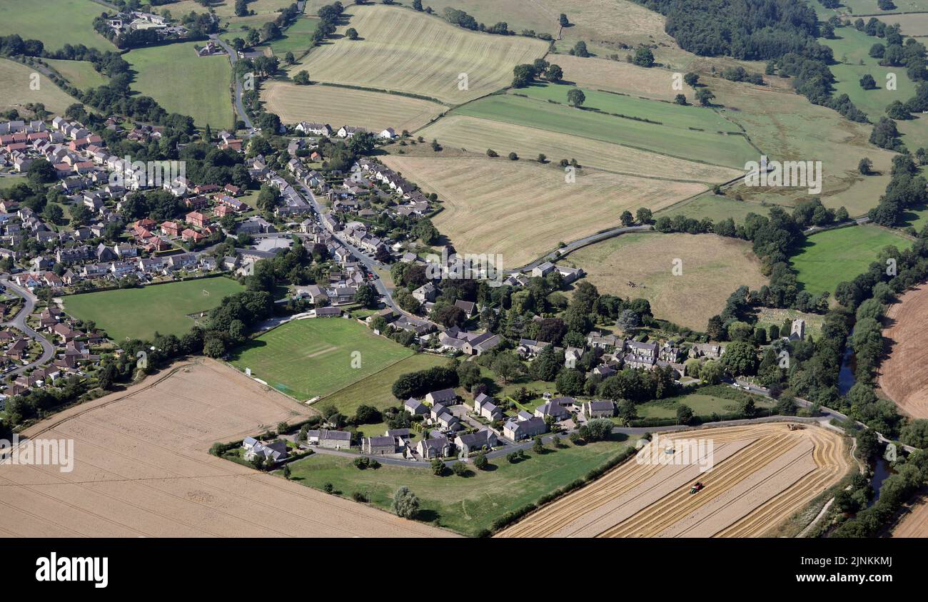 Luftaufnahme von Hampsthwaite, einem großen Dorf und einer Bürgergemeinde in der Nähe von Harrogate, North Yorkshire. River Nidd & Cricket-Feld prominent. Stockfoto