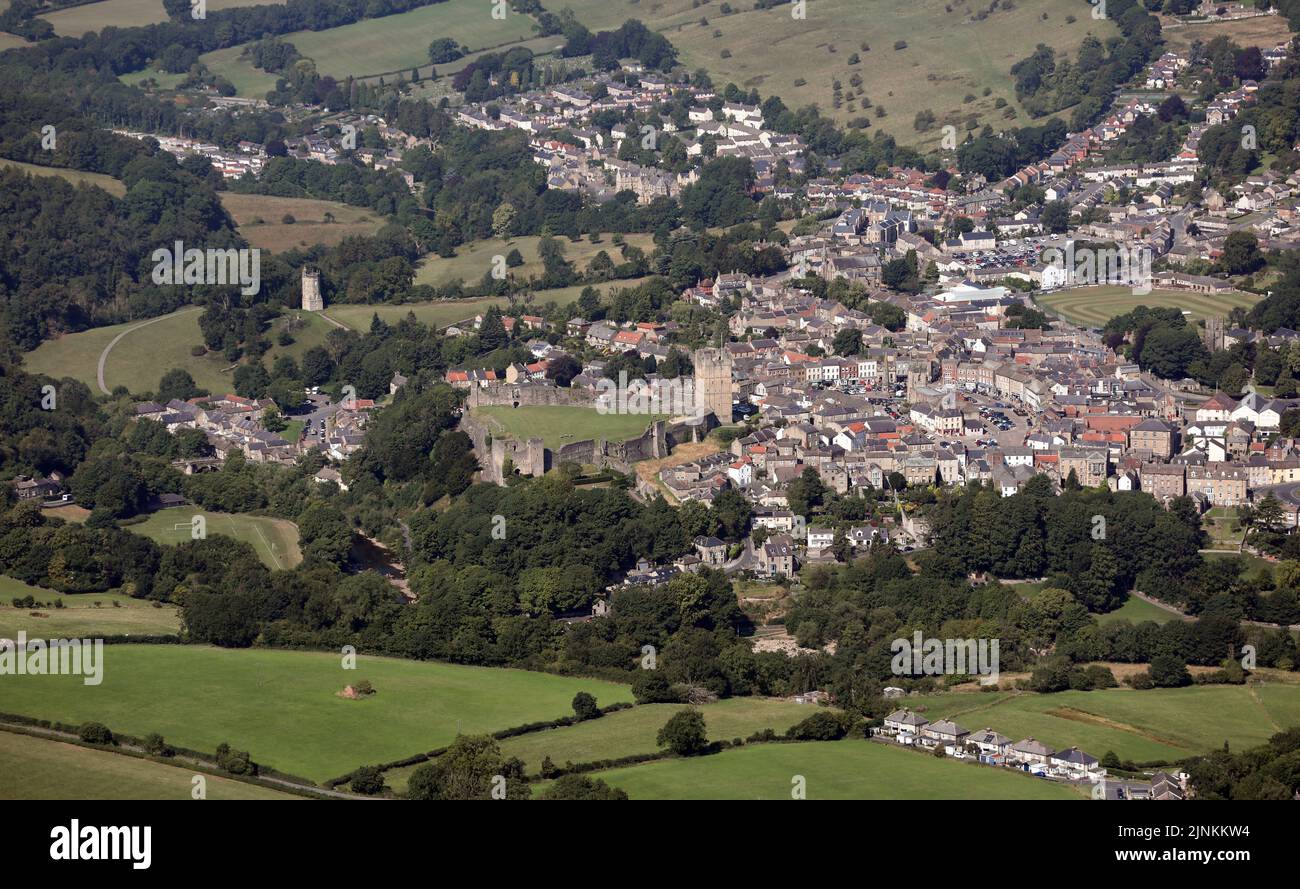 Luftaufnahme des Stadtzentrums von Richmond (mit dem berühmten Castle & Market Place), North Yorkshire. Das erste und ursprüngliche Richmond der Welt. Stockfoto
