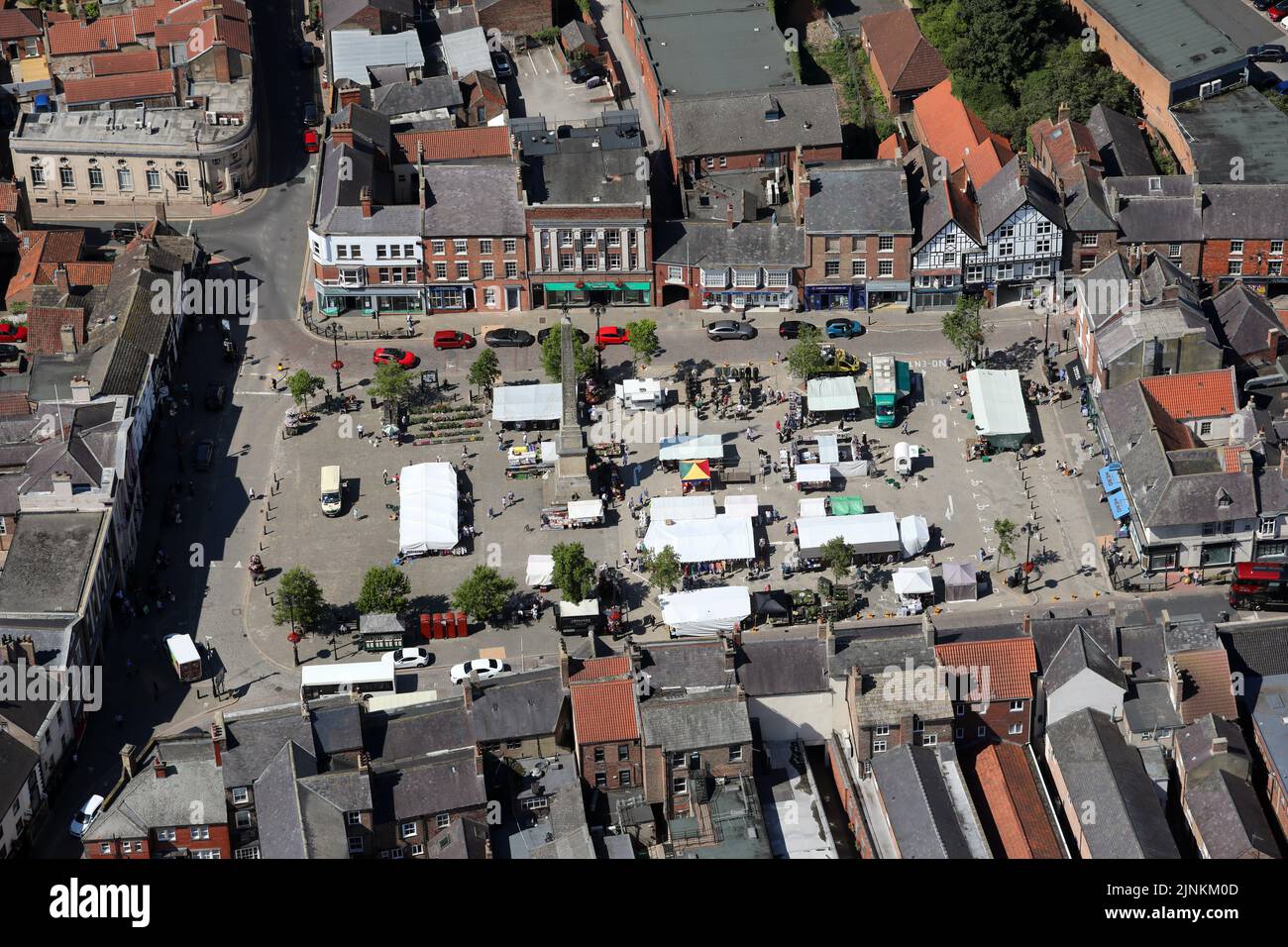 Luftaufnahme des Marktplatzes von Ripon an einem Donnerstag Markttag Stockfoto
