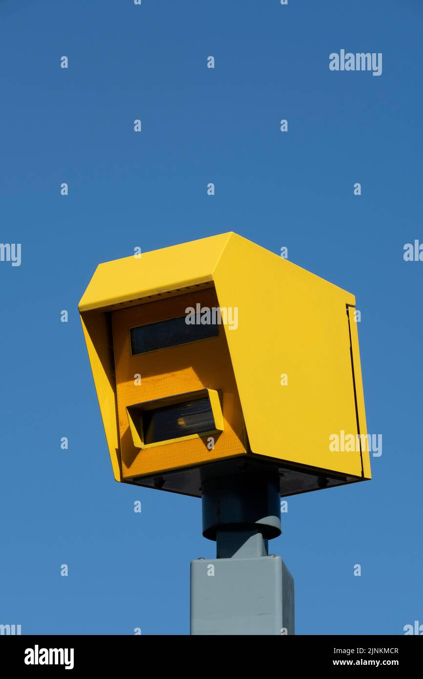 Low-Angle-Ansicht der hellen gelben Radarkamera vor einem klaren blauen Himmel Hintergrund. Stockfoto