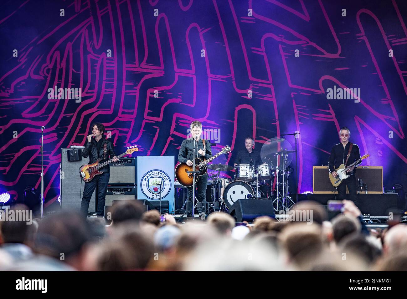 Noel Gallaghers High Flying Birds tritt am 18.. Juni 2022 im Eirias Stadium in Colwyn Bay, Nordwales, auf. Stockfoto