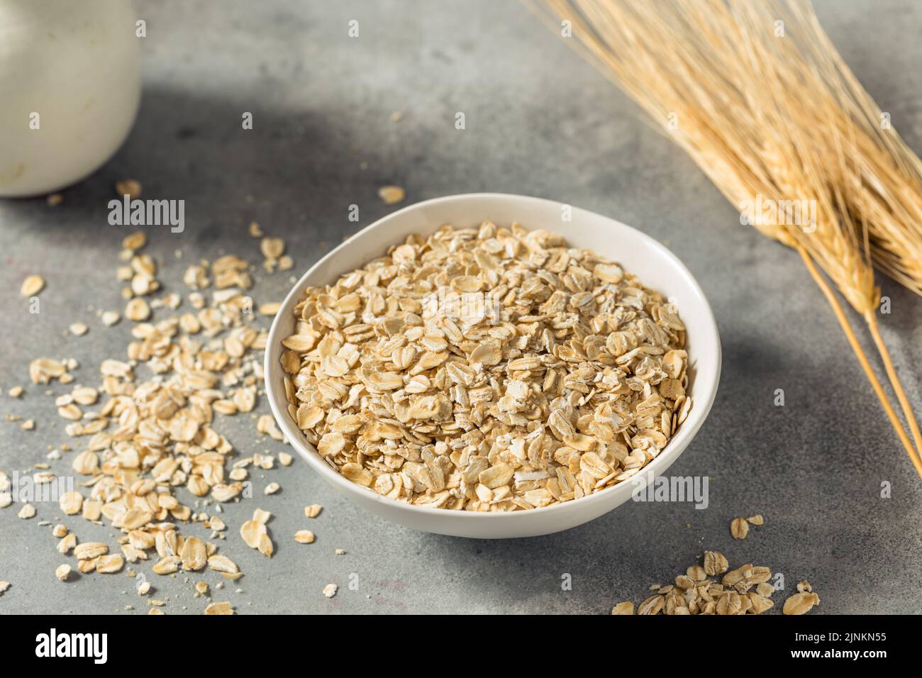 Trocken Bio gerollte Haferflocken in einer Schüssel Stockfoto