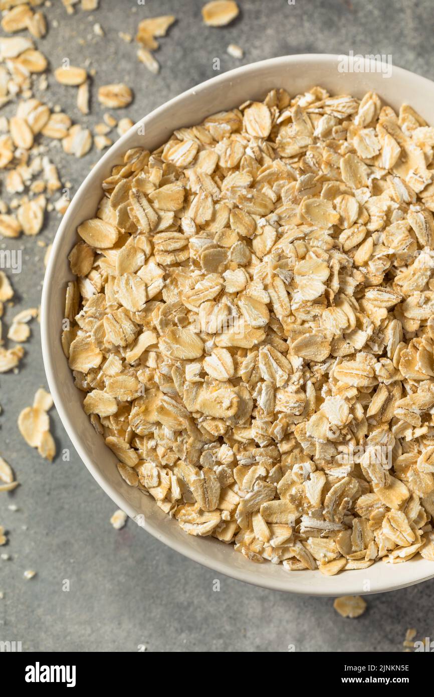 Trocken Bio gerollte Haferflocken in einer Schüssel Stockfoto