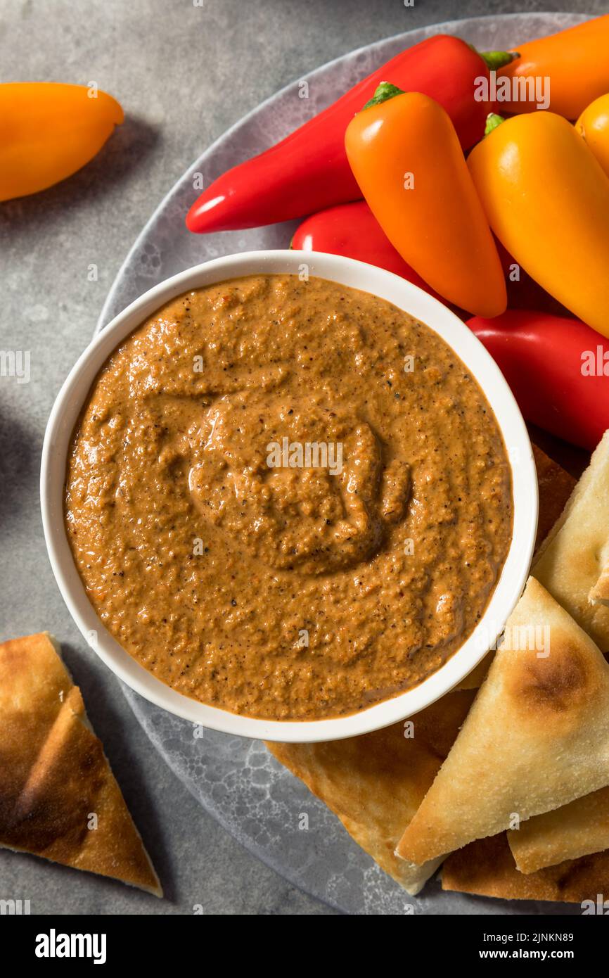 Gesundes hausgemachtes Muhammara-Dip mit Pita und Paprika Stockfoto