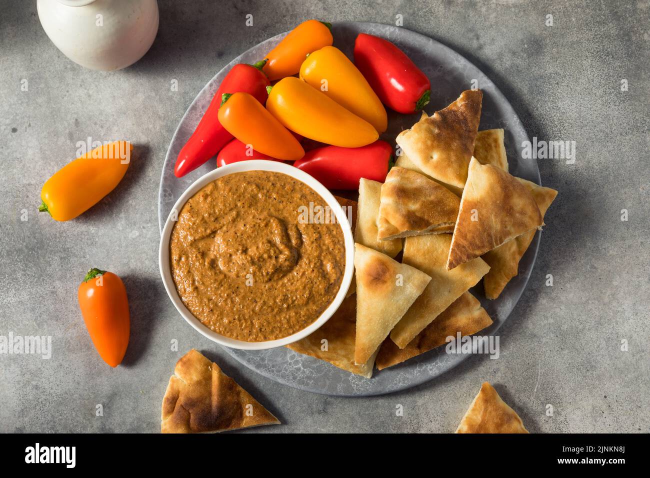 Gesundes hausgemachtes Muhammara-Dip mit Pita und Paprika Stockfoto