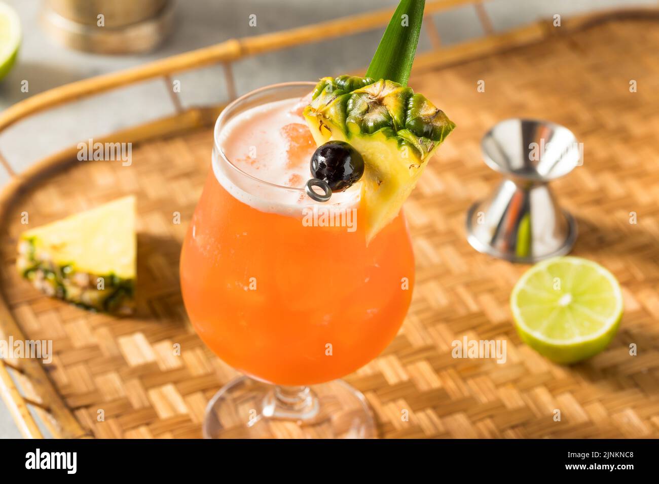 Alkoholiger Cold Rum Runner Cocktail mit Kirsche und Ananas Stockfoto