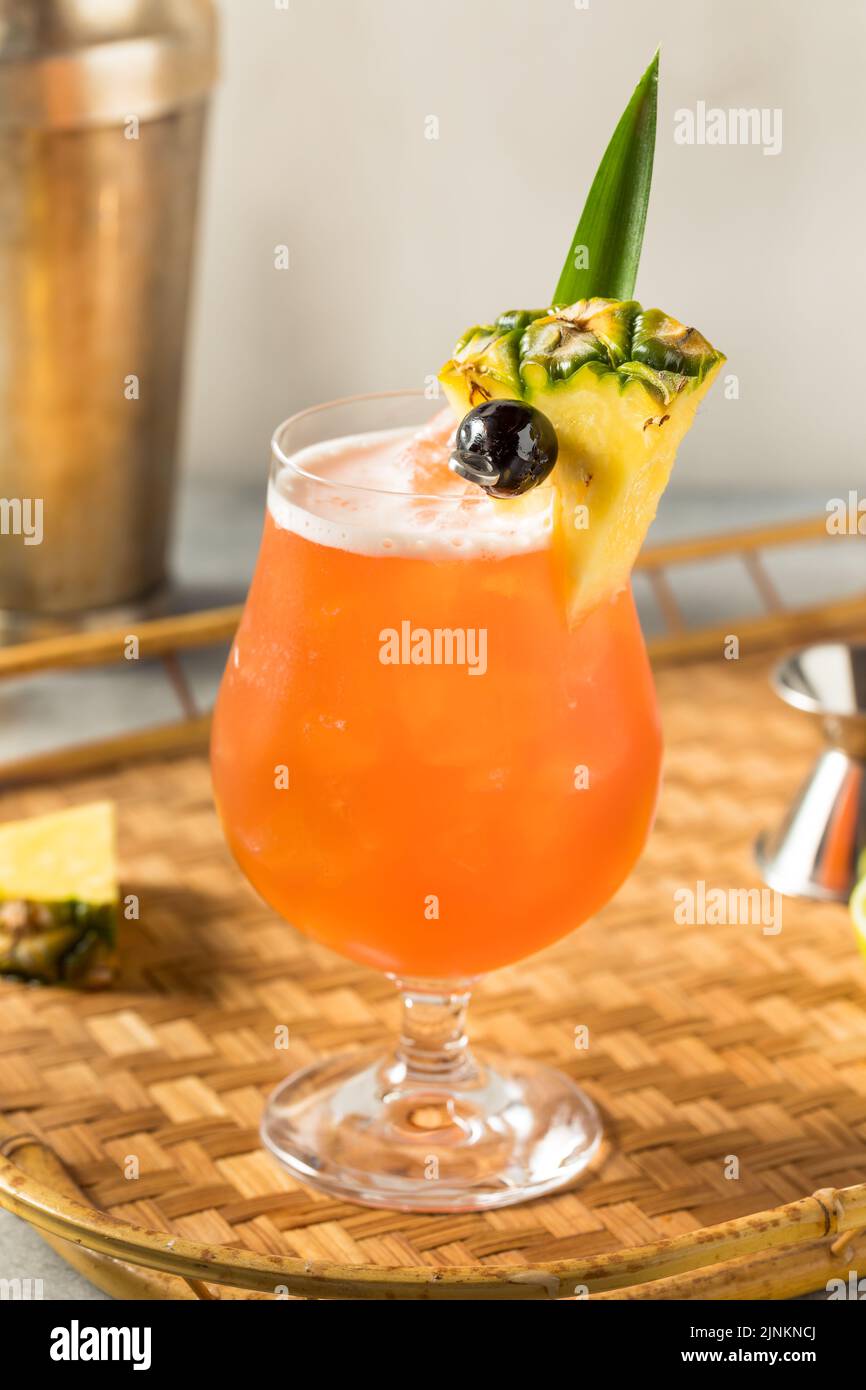 Alkoholiger Cold Rum Runner Cocktail mit Kirsche und Ananas Stockfoto