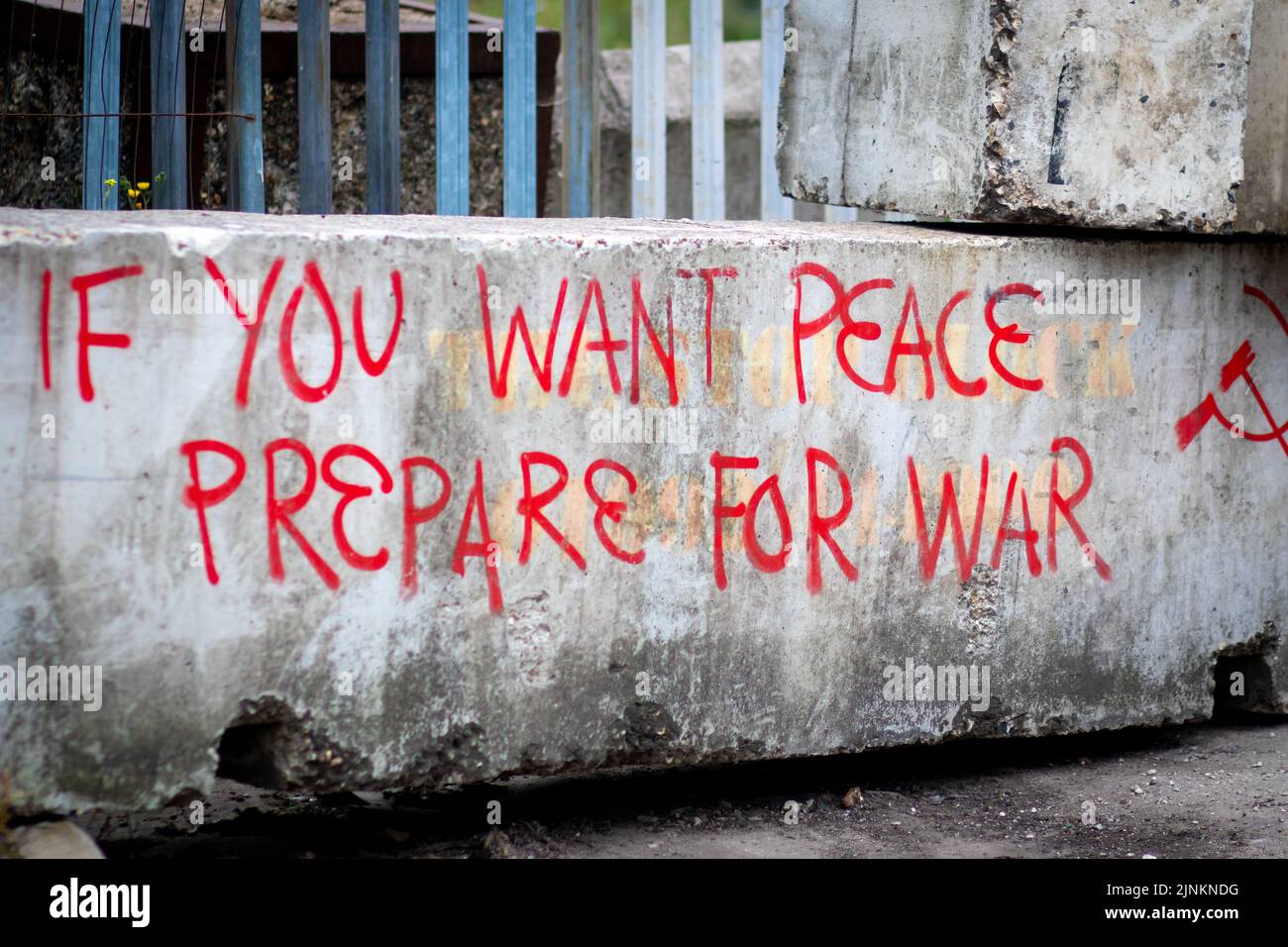 Wenn Sie Frieden wollen, bereiten Sie sich auf den Krieg vor - zerbrochene Steine und russisches Symbol Stockfoto