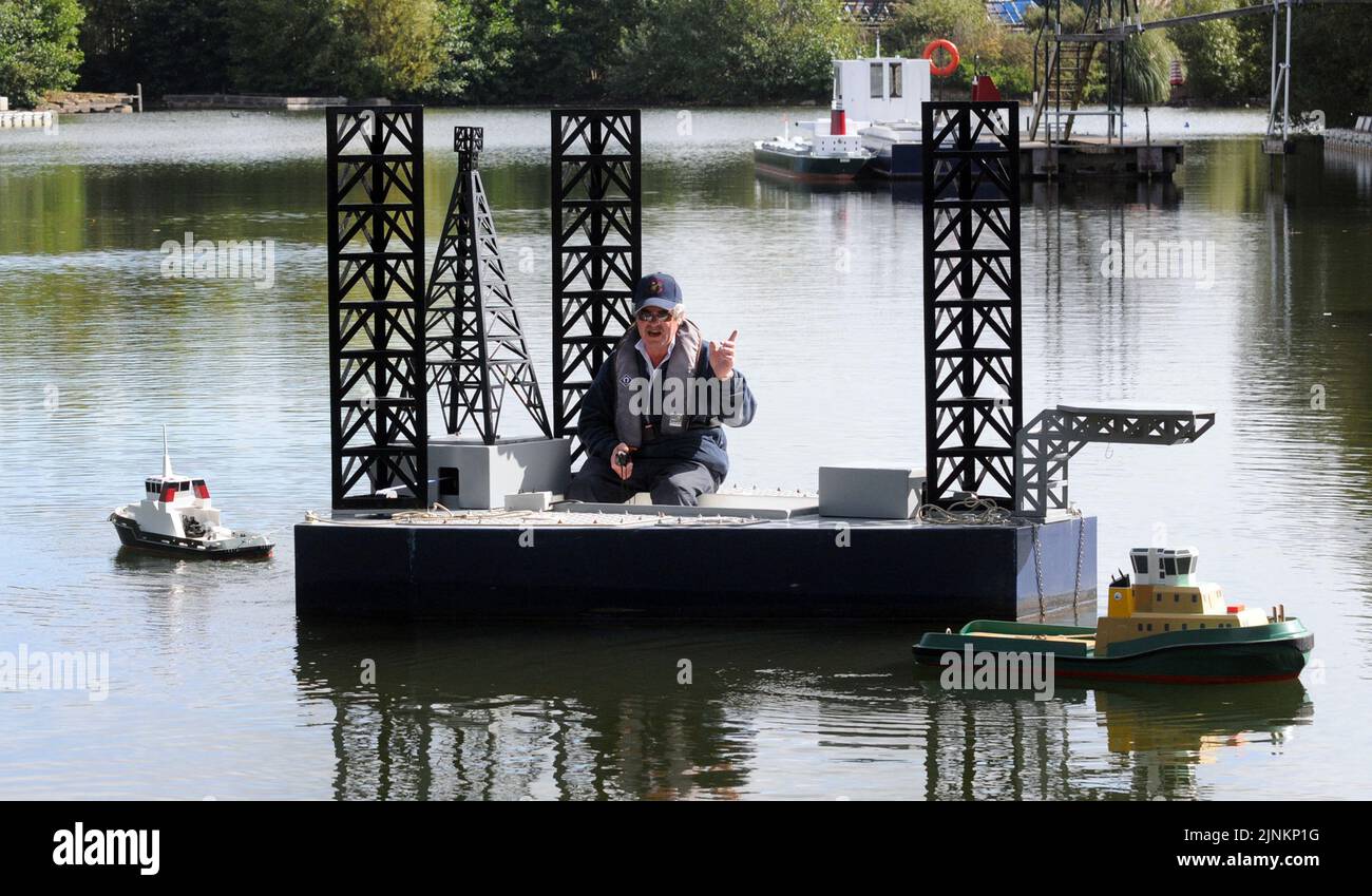 SENIOR LECTURER GORDON MAXWELL SETZT DEN NEUEN ÖLBOHRER £100.000 AUF HERZ UND NIEREN BEI DER SOUTHAMPTON SOLENT INIVERSITY'S WARSASH MARITIME ACADEMY. DAS EIN-MANN-MODELL WIRD VERWENDET, UM ÖLARBEITERN BEIZUBRINGEN, WIE SIE DIE RIESIGEN PLATTFORMEN AUF DEM WELTWEIT EINZIGEN OFFSHORE-ÖLKURS IN DER WELT BEWEGEN UND SICHERN KÖNNEN. PIC MIKE WALKER, 2010 Stockfoto