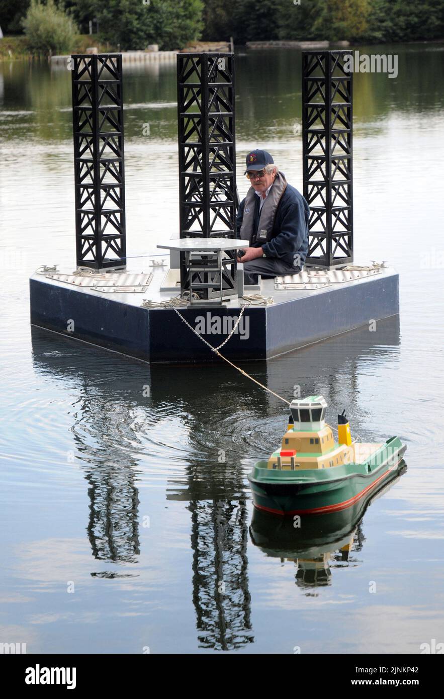 SENIOR LECTURER GORDON MAXWELL SETZT DEN NEUEN ÖLBOHRER £100.000 AUF HERZ UND NIEREN BEI DER SOUTHAMPTON SOLENT INIVERSITY'S WARSASH MARITIME ACADEMY. DAS EIN-MANN-MODELL WIRD VERWENDET, UM ÖLARBEITERN BEIZUBRINGEN, WIE SIE DIE RIESIGEN PLATTFORMEN AUF DEM WELTWEIT EINZIGEN OFFSHORE-ÖLKURS IN DER WELT BEWEGEN UND SICHERN KÖNNEN. PIC MIKE WALKER, 2010 Stockfoto