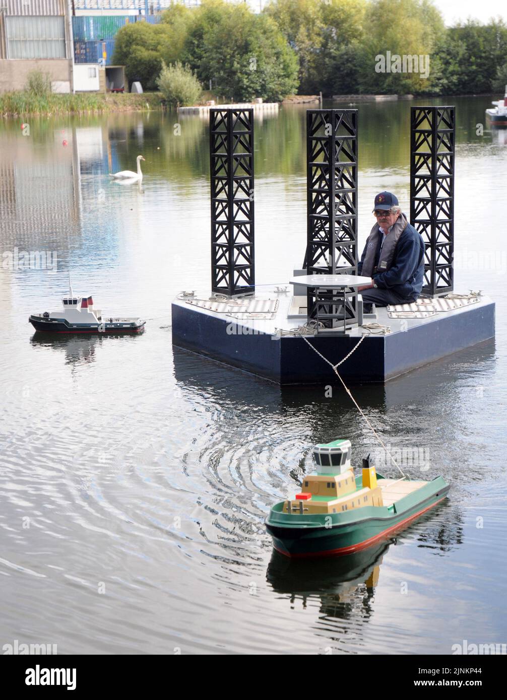 SENIOR LECTURER GORDON MAXWELL SETZT DEN NEUEN ÖLBOHRER £100.000 AUF HERZ UND NIEREN BEI DER SOUTHAMPTON SOLENT INIVERSITY'S WARSASH MARITIME ACADEMY. DAS EIN-MANN-MODELL WIRD VERWENDET, UM ÖLARBEITERN BEIZUBRINGEN, WIE SIE DIE RIESIGEN PLATTFORMEN AUF DEM WELTWEIT EINZIGEN OFFSHORE-ÖLKURS IN DER WELT BEWEGEN UND SICHERN KÖNNEN. PIC MIKE WALKER, 2010 Stockfoto