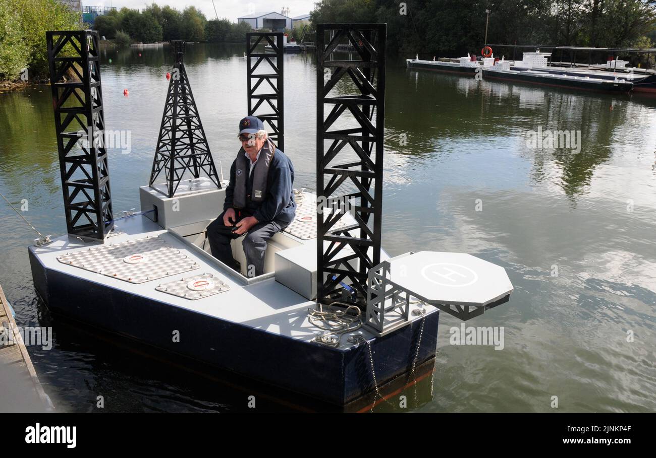 SENIOR LECTURER GORDON MAXWELL SETZT DEN NEUEN ÖLBOHRER £100.000 AUF HERZ UND NIEREN BEI DER SOUTHAMPTON SOLENT INIVERSITY'S WARSASH MARITIME ACADEMY. DAS EIN-MANN-MODELL WIRD VERWENDET, UM ÖLARBEITERN BEIZUBRINGEN, WIE SIE DIE RIESIGEN PLATTFORMEN AUF DEM WELTWEIT EINZIGEN OFFSHORE-ÖLKURS IN DER WELT BEWEGEN UND SICHERN KÖNNEN. PIC MIKE WALKER, 2010 Stockfoto