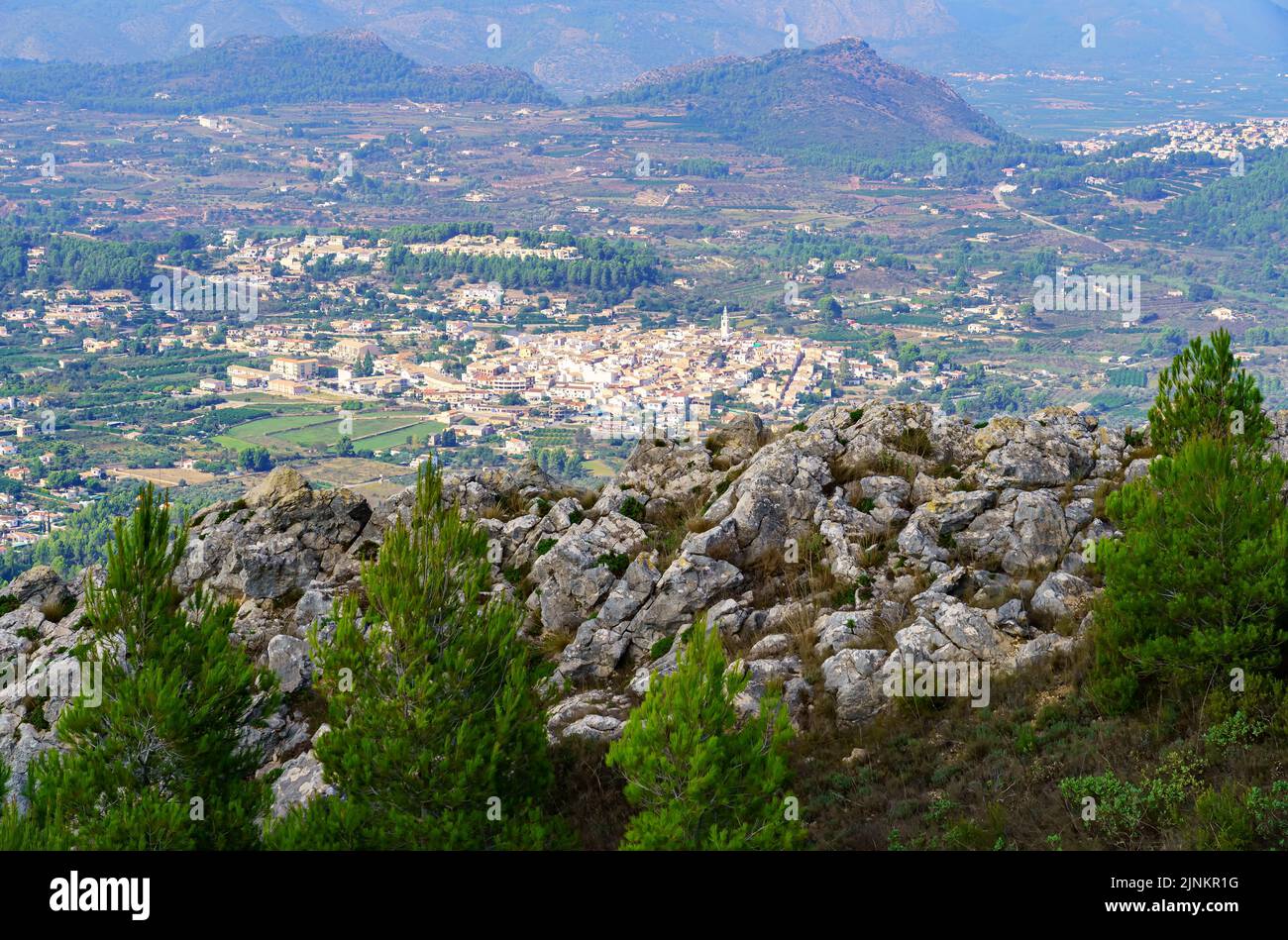 Luftaufnahme einer Stadt mit weißen Häusern am Talboden. Stockfoto