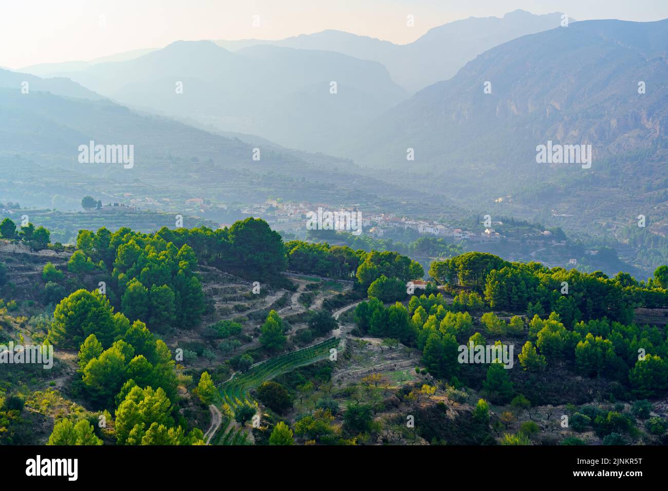 Berge in nebliger Umgebung mit verschiedenen Schichten am Horizont. Stockfoto