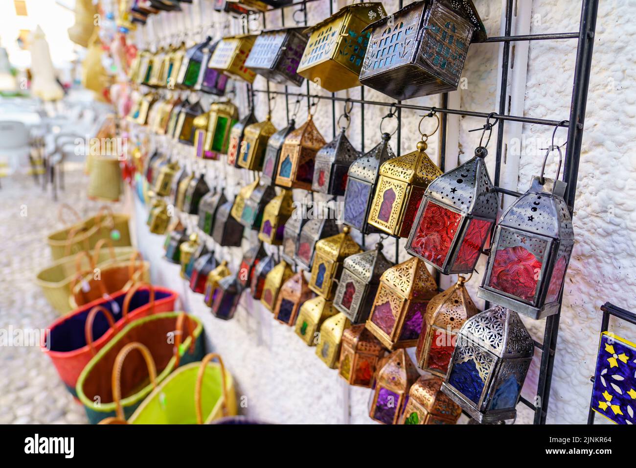 Arabische Metalllaternen an der weißen Wand im Außengeschäft. Stockfoto