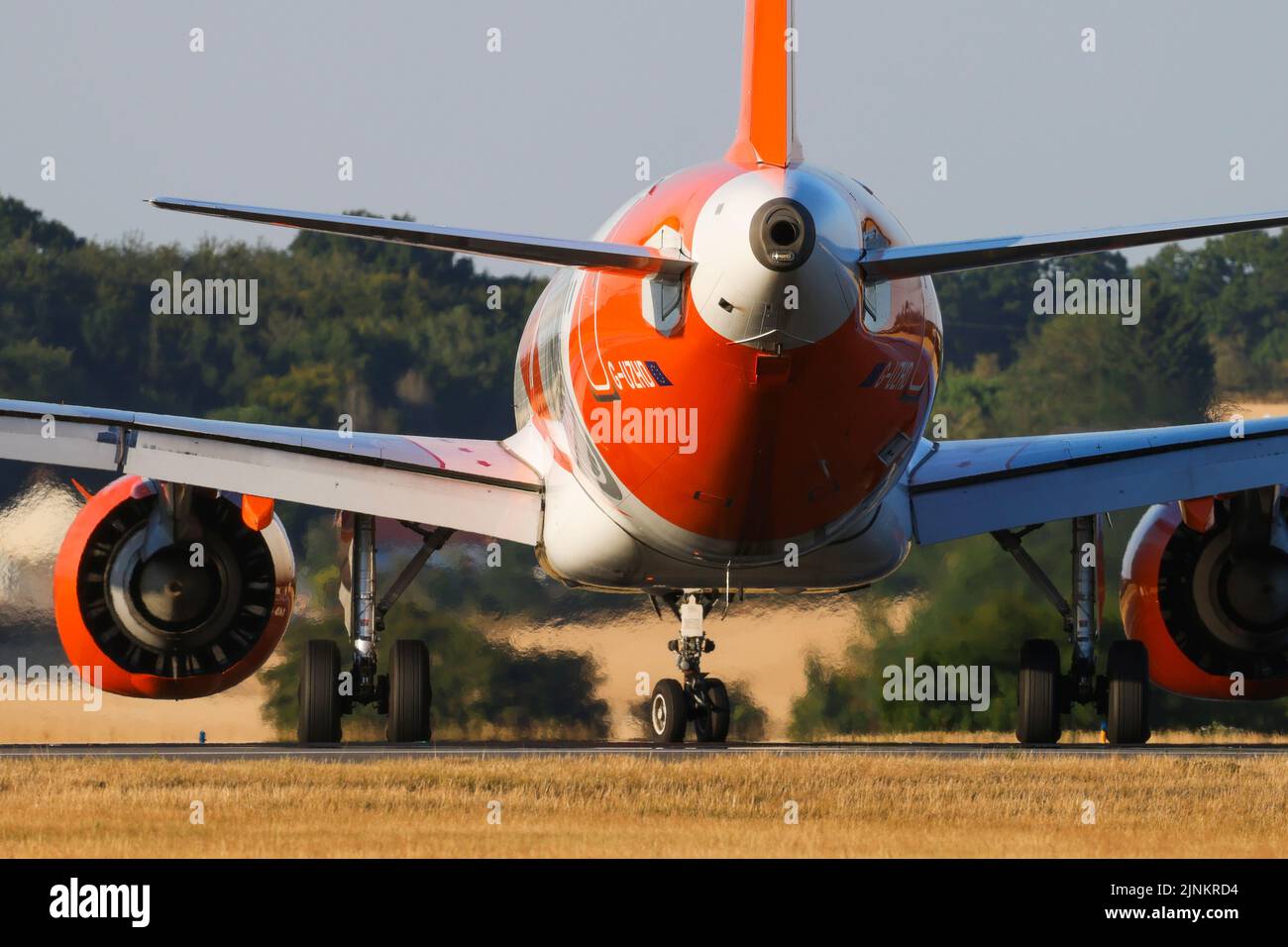 EasyJet Airbus A320-Registrierung G-UZHD-Besteuerung am 11. 2022. August am Flughafen London Luton, Bedfordshire, Großbritannien Stockfoto