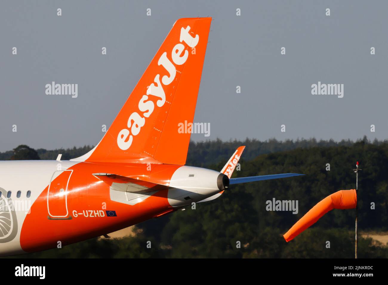 EasyJet Airbus A320-Registrierung G-UZHD-Besteuerung am 11. 2022. August am Flughafen London Luton, Bedfordshire, Großbritannien Stockfoto
