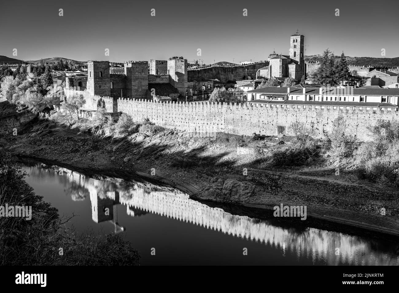 Panorama in Schwarz-Weiß der mittelalterlichen ummauerten Stadt Buitrago del Lozoya, Madrid. Stockfoto