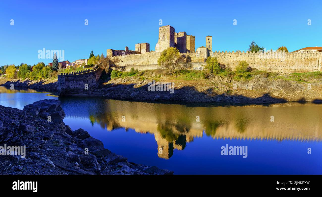 Panoramablick auf den Fluss Lozoya neben dem Schloss und der Stadtmauer von Buitrago, Madrid. Stockfoto