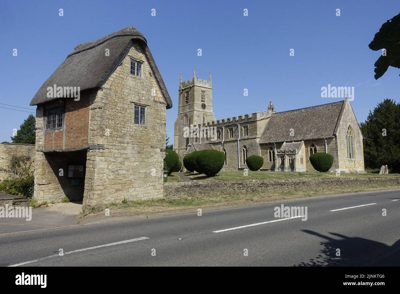 St Peter & St Paul Kirche Long Compton stammt aus dem 13.. Jahrhundert mit seinem ungewöhnlichen Lynch Gate, das unter einem alten reetgedeckten Häuschen verläuft, war umfangreich Stockfoto