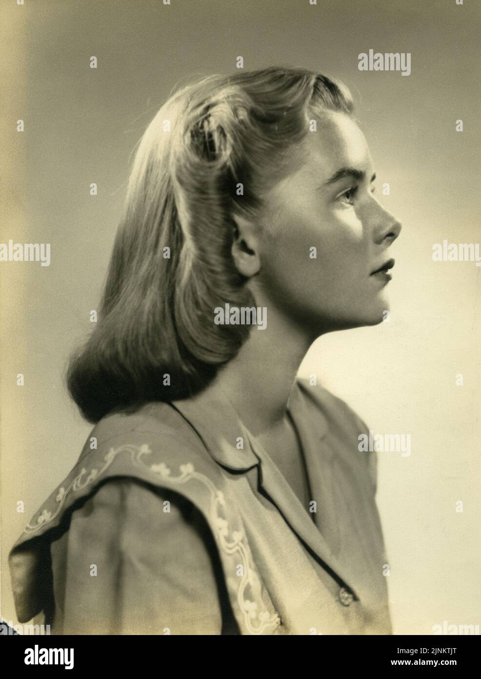 Vintage schwarz-weiß Foto von schönen jungen Frau mit Sieg Locken Frisur im Profil circa1943 Stockfoto