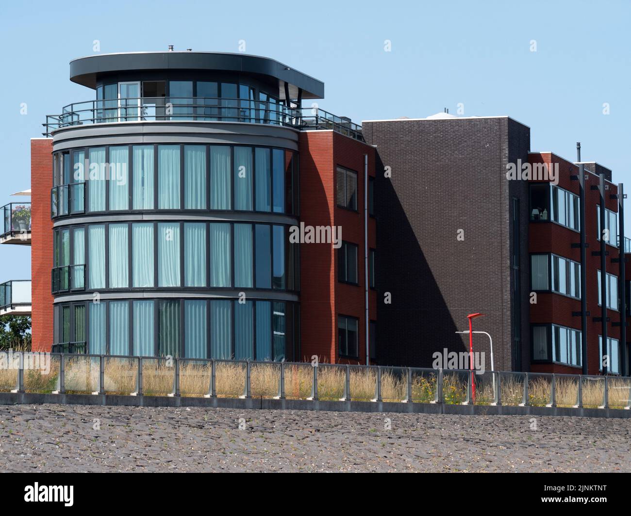 Breskens, Niederlande, 18. Juli 2022, Heemith modernes Mehrfamilienhaus mit Nebengebäude und Dachterrasse Stockfoto