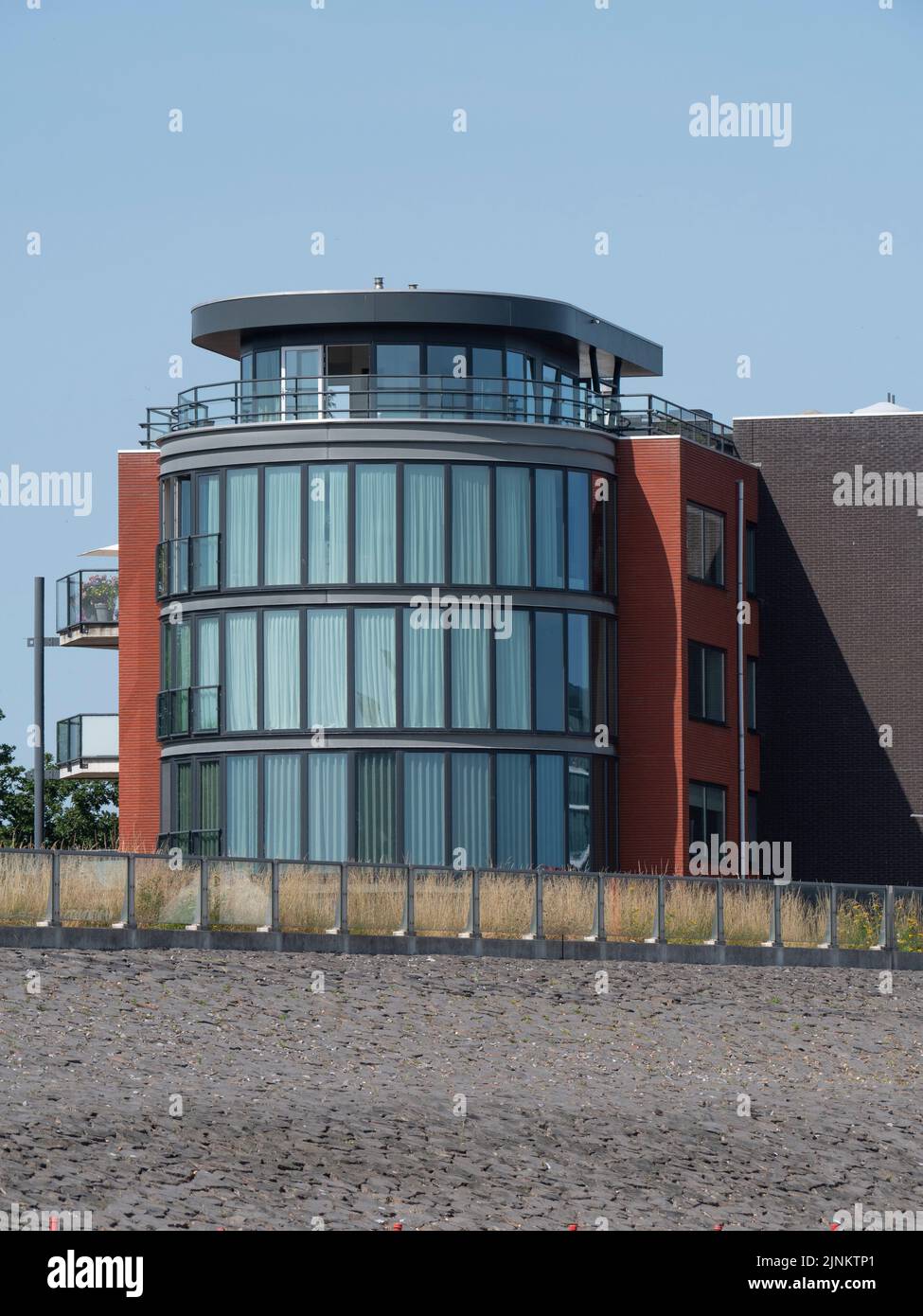 Breskens, Niederlande, 18. Juli 2022, Heemith modernes Mehrfamilienhaus mit Terrassen und Dachterrasse Stockfoto