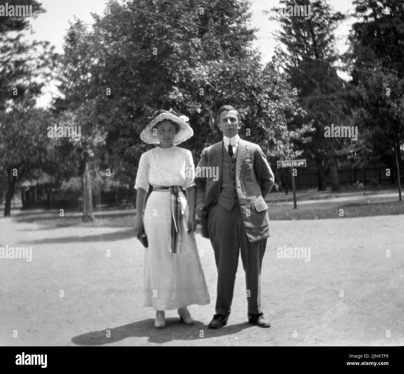 Zwangloses Vintage-Schwarz-Weiß-Foto eines Paares, das um 1908 draußen auf der Straße stand Stockfoto