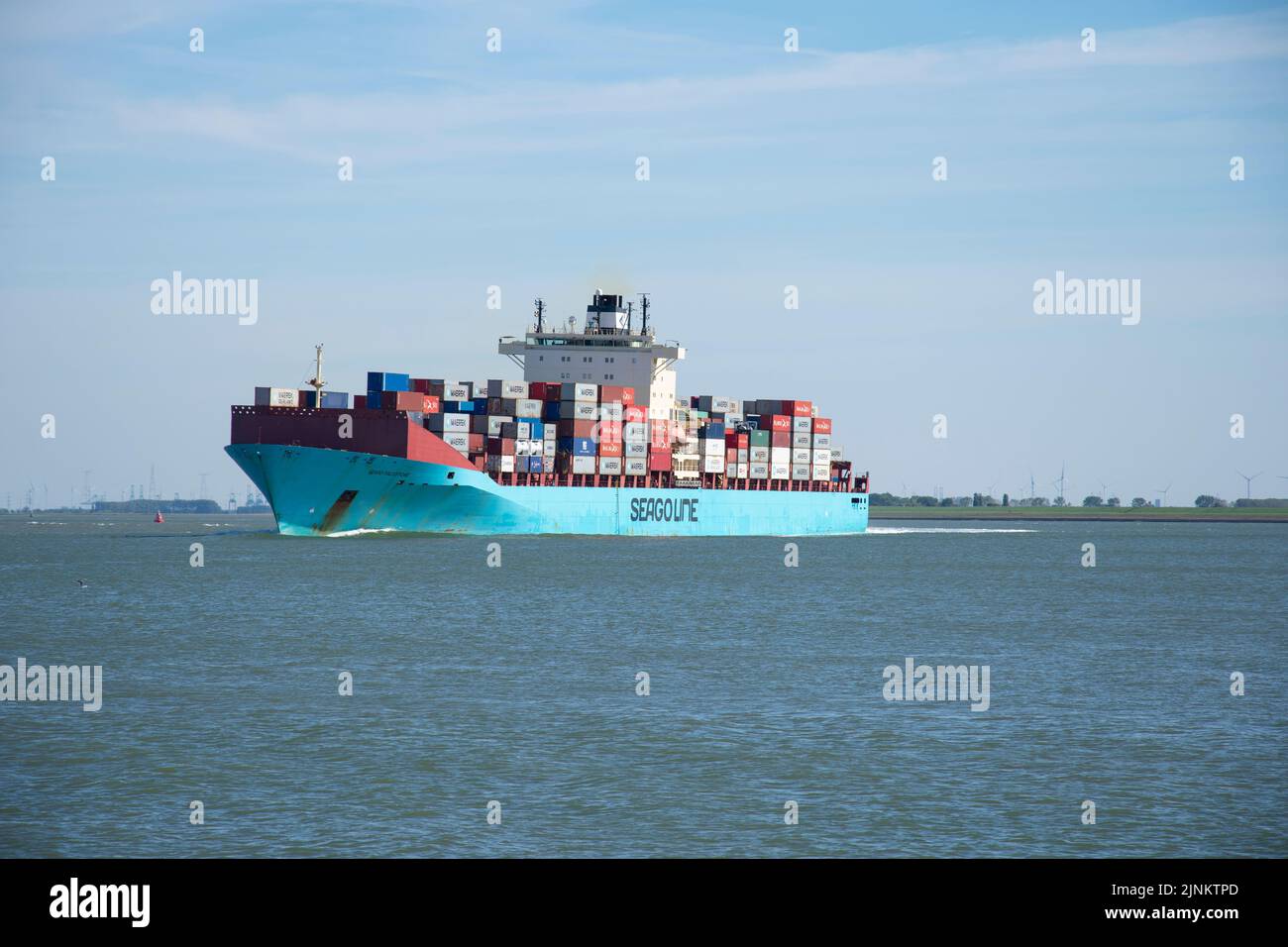Terneuzen, Niederlande, 15. September 2019, fährt das Frachtschiff SEAGO FELIXSTOWE am Yachthafen von Terneuzen in den Niederlanden vorbei Stockfoto